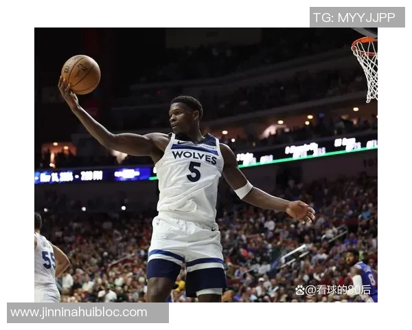 爱德华兹首节表现抢眼9投4中砍下12分并贡献前场板与防守数据